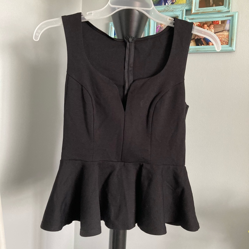 Black v neck sleeveless top size medium